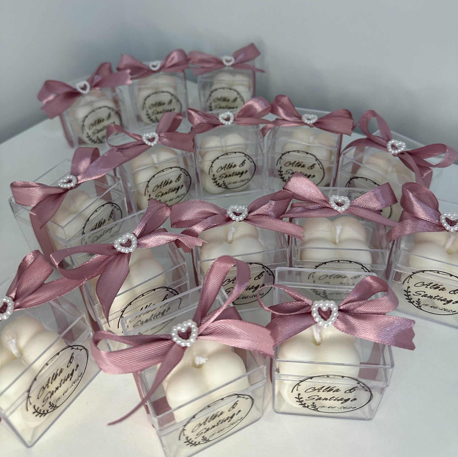 Nuestras velas mini de soja para eventos empaquetadas y listas para regalar a los invitados de tu boda.